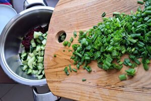 Chop the green onions and add them to the pot pink soup